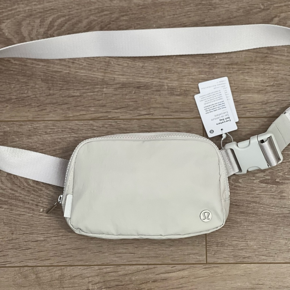 Lululemon Everywhere Belt Bag White Opal - Picture 3 of 8